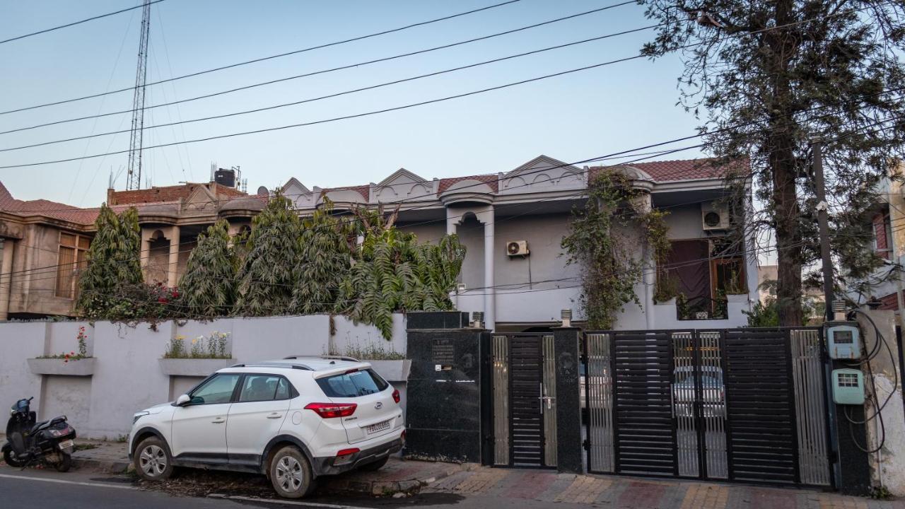 De Manora Homes - Unpretentious Hotel With A Garden , Posh Area Ranjit Avenue Amritsar Exterior photo