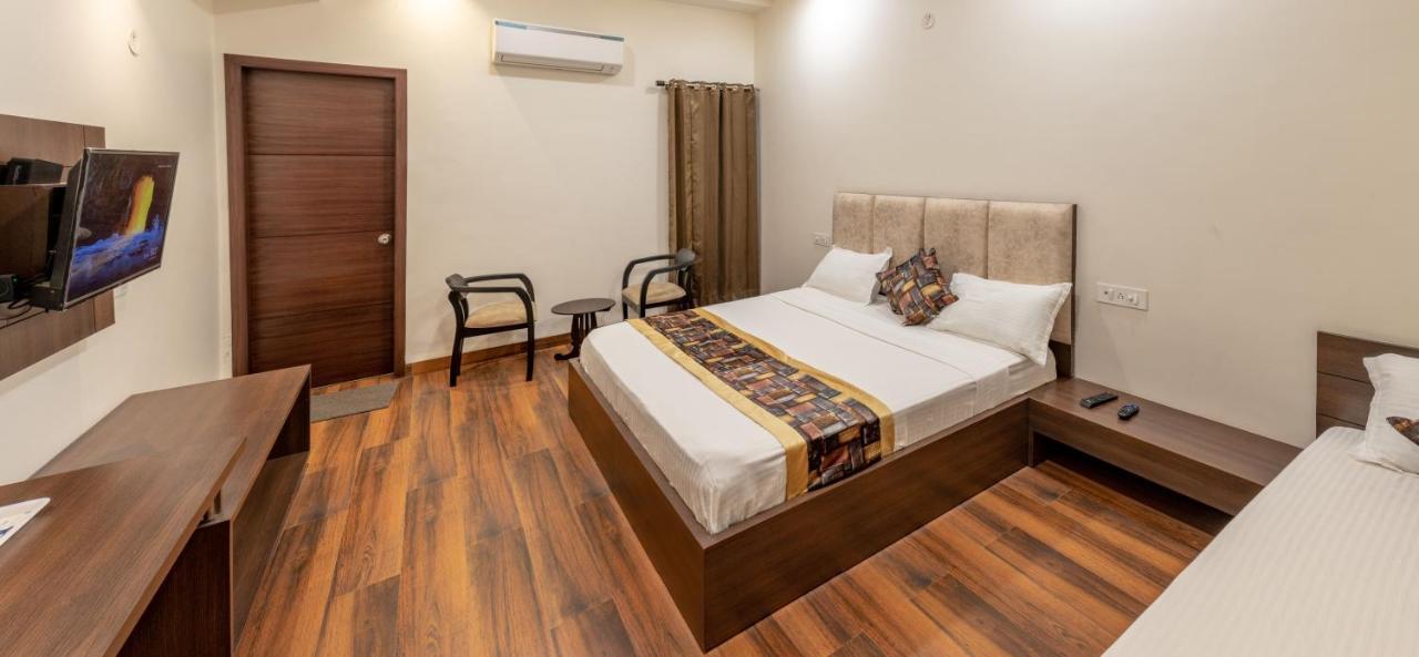 De Manora Homes - Unpretentious Hotel With A Garden , Posh Area Ranjit Avenue Amritsar Exterior photo