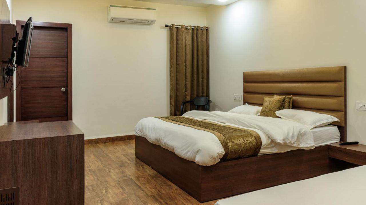 De Manora Homes - Unpretentious Hotel With A Garden , Posh Area Ranjit Avenue Amritsar Room photo