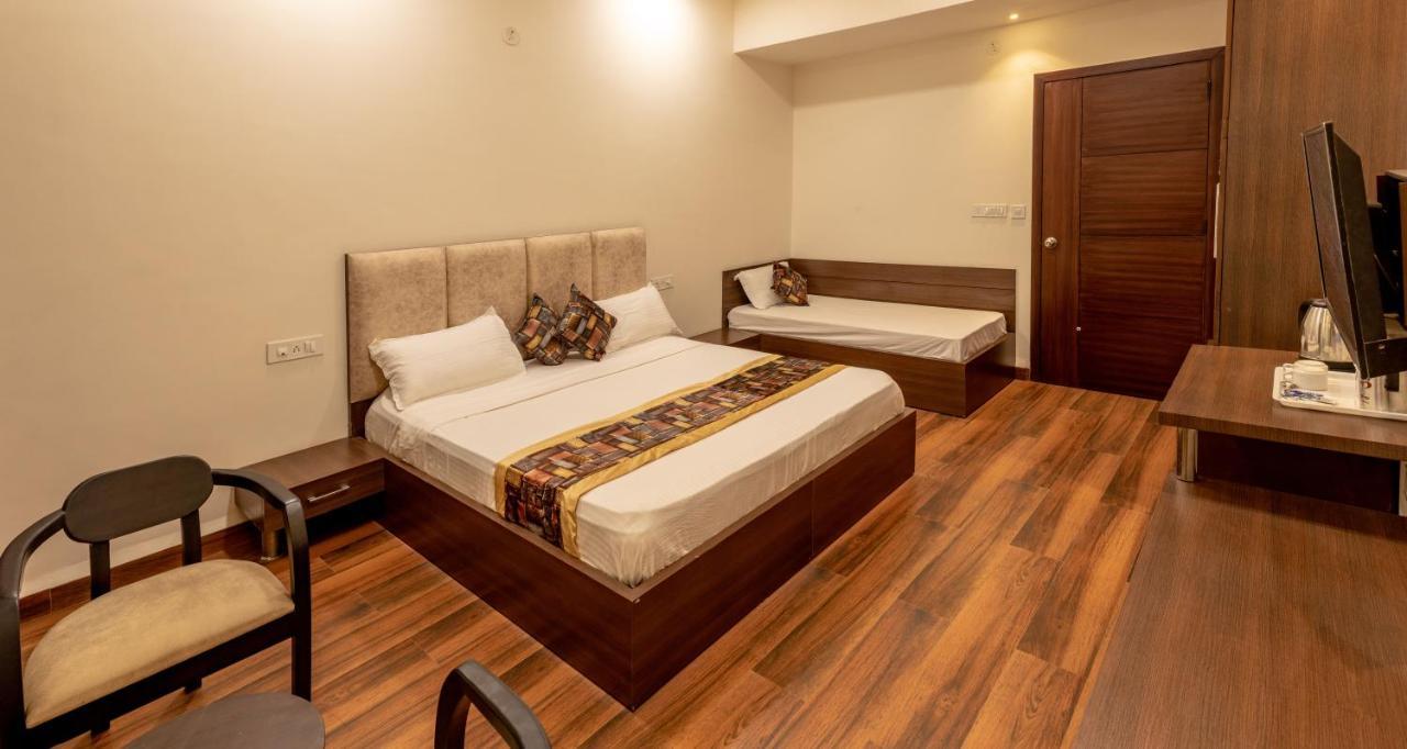 De Manora Homes - Unpretentious Hotel With A Garden , Posh Area Ranjit Avenue Amritsar Room photo