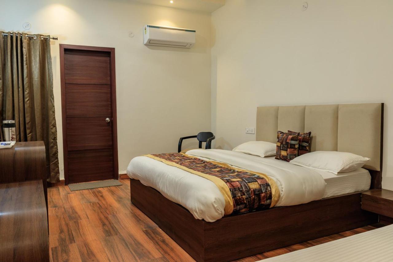 De Manora Homes - Unpretentious Hotel With A Garden , Posh Area Ranjit Avenue Amritsar Exterior photo